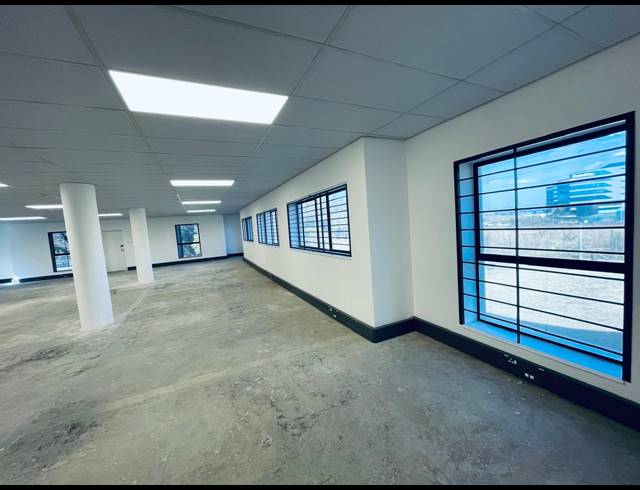 3,949M² OFFICE TO LET IN VORNA VALLEY